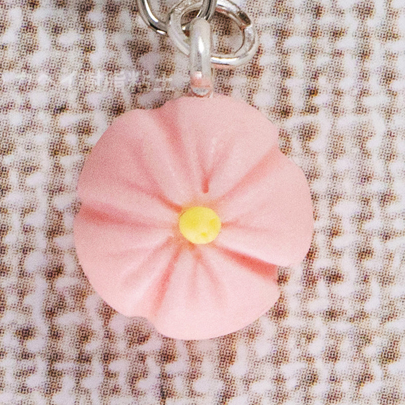 咲き誇る花 - 梅の花のイヤリング